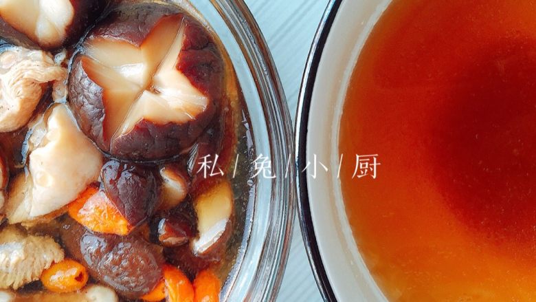芙蓉鸡块~,一碗食材汤,一碗纯汤~吃一口香菇、吃一口鸡块,喝一口汤汁,那入口的感觉,鲜嫩可口多汁,太美味啦~
