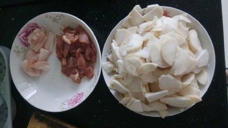 杏鲍菇胡萝卜炒肉,<a style='color:red;display:inline-block;' href='/shicai/ 414'>猪肉</a> <a style='color:red;display:inline-block;' href='/shicai/ 238'>杏鲍菇</a>切片待用