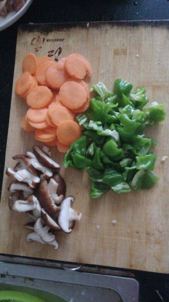 杏鲍菇胡萝卜炒肉,配料切好