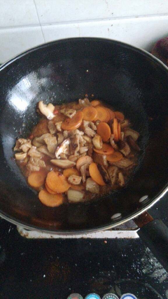 杏鲍菇胡萝卜炒肉,再放入<a style='color:red;display:inline-block;' href='/shicai/ 230'>香菇</a>和<a style='color:red;display:inline-block;' href='/shicai/ 25'>胡萝卜</a>，加一勺油辣子继续炒
