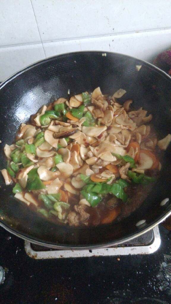 杏鲍菇胡萝卜炒肉,炒两分钟后加入<a style='color:red;display:inline-block;' href='/shicai/ 61'>青椒</a>，这时加适量盐，生抽，料酒调味