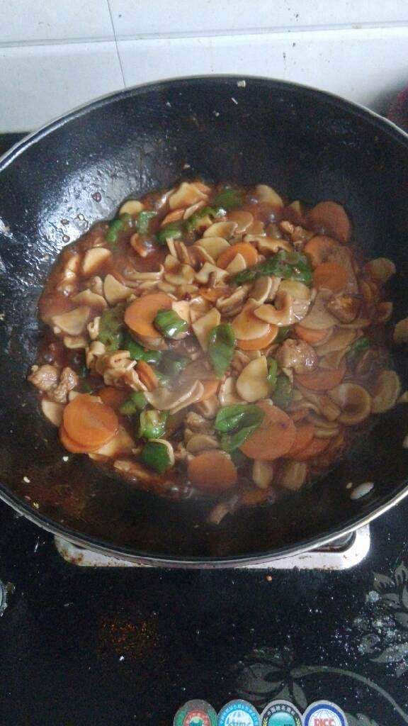杏鲍菇胡萝卜炒肉,最后大火加鸡精，淀粉水收汁即可