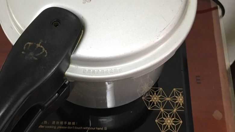 #年夜饭#花螺芦笋汤,盖上锅盖,放好气阀,开最大火。