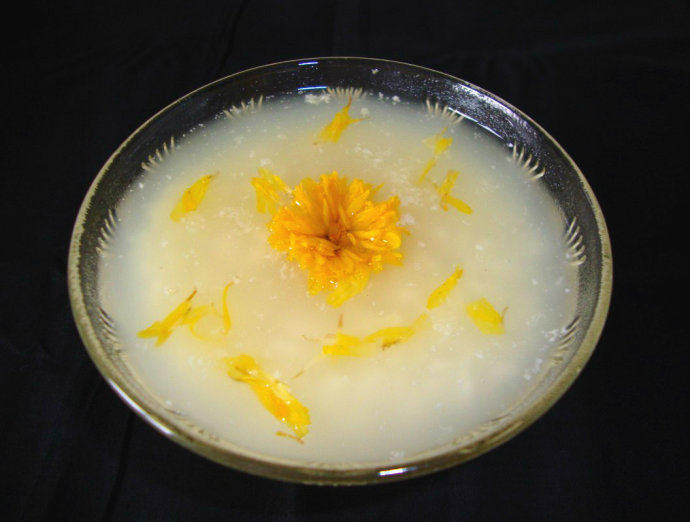 消暑降火：菊花冰粥,冷却后放入冰箱冷藏一段时间食用