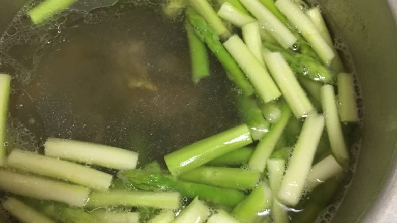 #年夜饭#花螺芦笋汤,放入芦笋段,加热至滚两滚,加入适量的盐和味精,尝试一下咸淡适宜,即可关火。