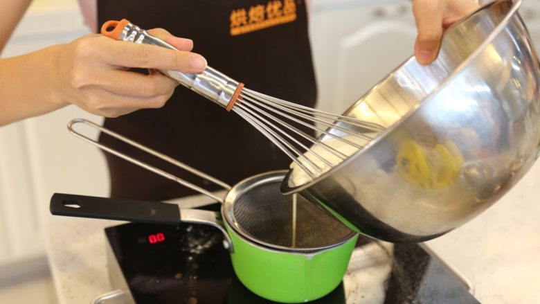 卡士达泡芙,11.将面糊过筛到锅里面,大火煮至沸腾后转小火,一直用筷子搅拌。