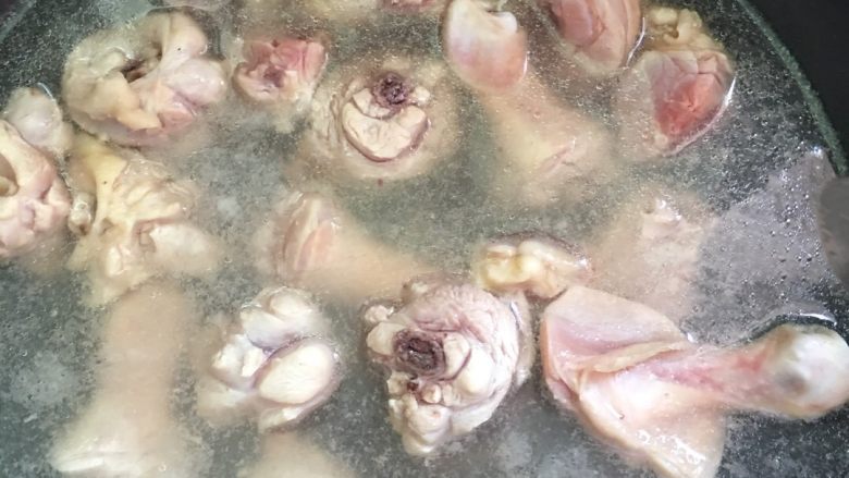 #红烧栗子鸡#,锅中放入适量的清水烧开,将鸡肉放入锅中焯掉血水。