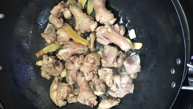 #红烧栗子鸡#,倒入鸡肉,翻炒。