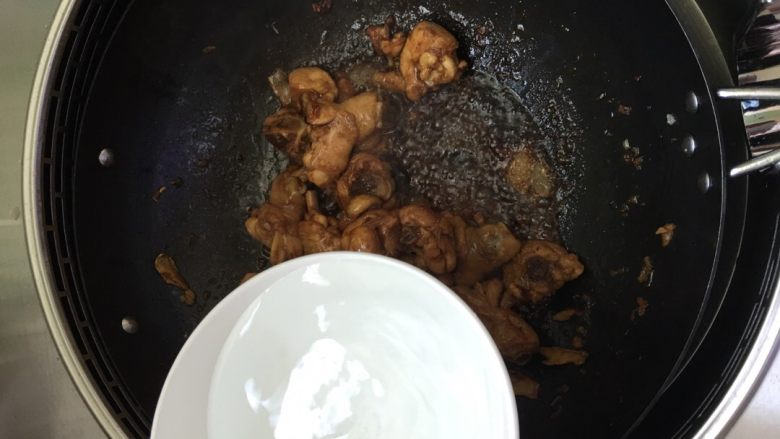 #红烧栗子鸡#,加入适量的清水,翻炒均匀。