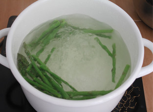 蔬菜拼盘,放入烧开的水里,焯水,芦笋变深绿色即可捞出,时间不长,我这个芦笋比较细,我焯了不到半分钟就好了,所以焯水的时间是要根据你的芦笋的粗细决定。