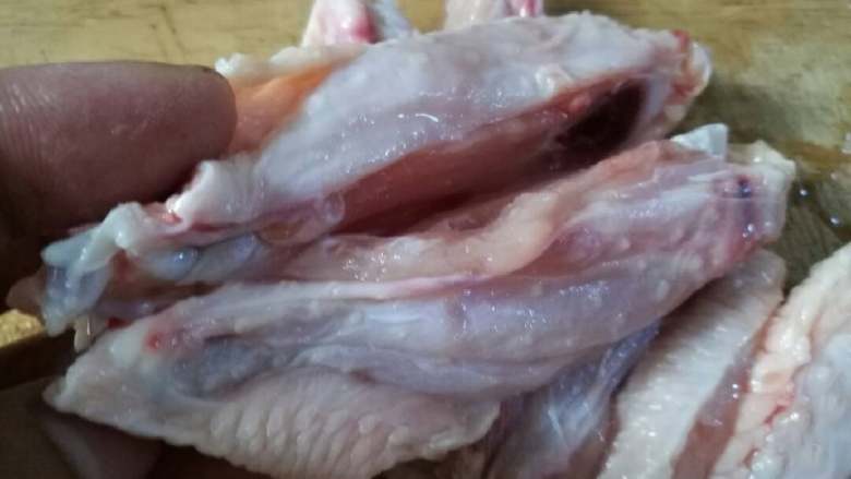 麻辣鸡翅,把中翅一切为二,使其均匀熟透。