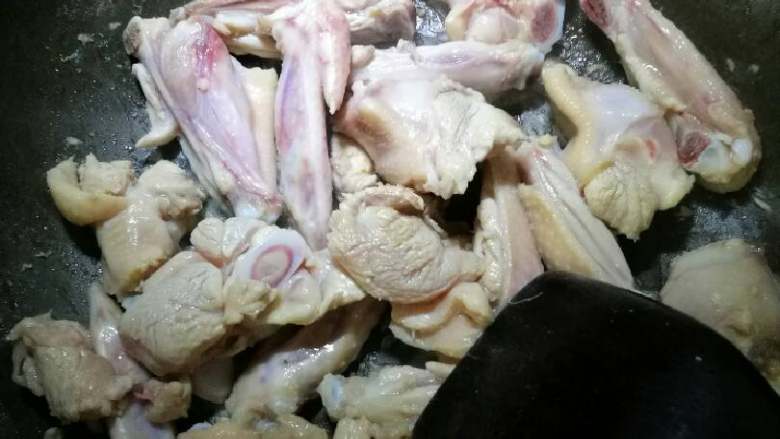 麻辣鸡翅,把锅烧热,不要放油,把鸡翅倒入翻炒。