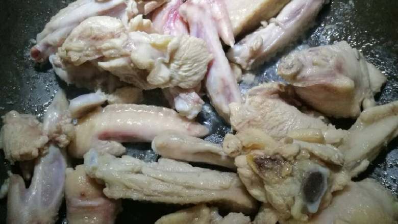 麻辣鸡翅,要不断翻炒,不然容易沾锅。