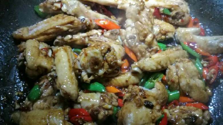 麻辣鸡翅,倒入翻炒好的鸡翅,<a style='color:red;display:inline-block;' href='/shicai/ 894'>黄酒</a>,均匀翻炒。