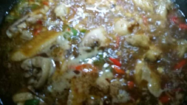 麻辣鸡翅,加入适量清水,盖上锅盖大火烧6分钟。