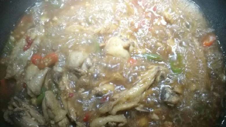 麻辣鸡翅,中间再翻炒一下,使其更入味。