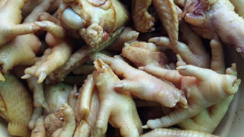 盐焗鸡爪,加入盐焗鸡料奄