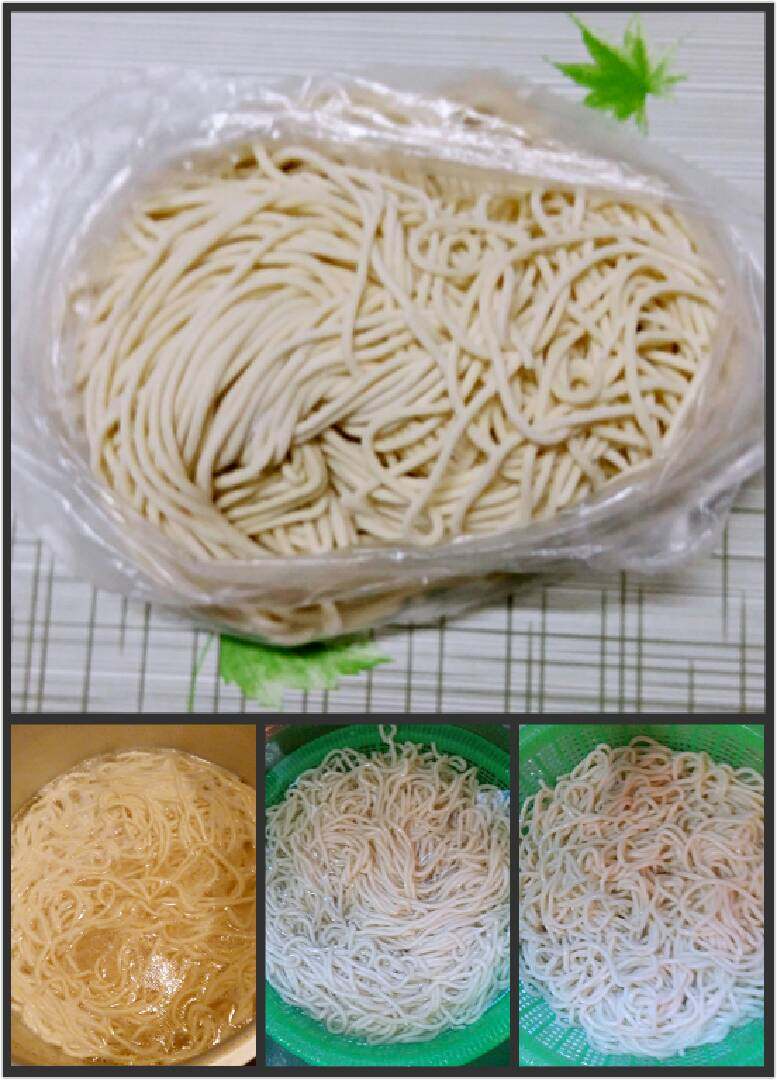 胡萝卜鸡蛋香葱炒面+#挑战鸡蛋的100种做法#,村里买的圆面条,锅里放水烧开后加入一点点色拉油(可防止面条粘连),倒入面条烧开即可捞出,放入冷水中漂清(放入冷水中可以使面条有筋道),沥干水分备用。