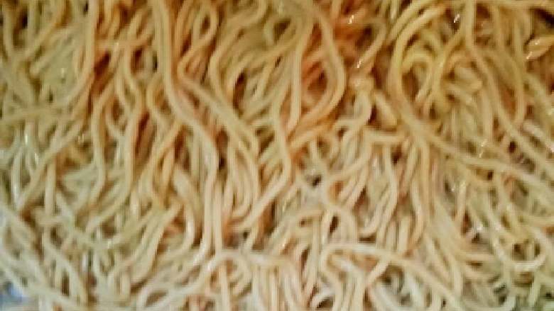 胡萝卜鸡蛋香葱炒面+#挑战鸡蛋的100种做法#,沥干水分后倒入容器中,加入适量的美味鲜搅拌均匀备用。