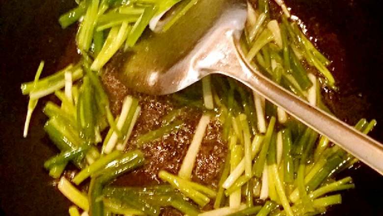 胡萝卜鸡蛋香葱炒面+#挑战鸡蛋的100种做法#,锅烧热加入食用油加入小葱白先翻炒几下,再加入葱叶段翻炒几下