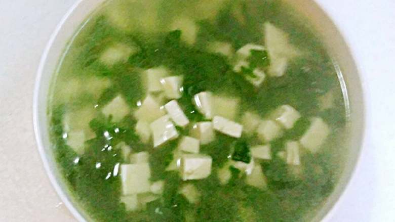 胡萝卜鸡蛋香葱炒面+#挑战鸡蛋的100种做法#,和翡翠白玉汤搭配是不是很搭呀?