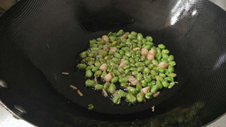 毛豆米炒丝瓜,热锅烧油，放入毛豆米，干贝翻炒