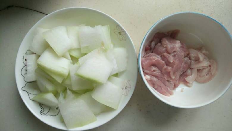 冬瓜烧肉,<a style='color:red;display:inline-block;' href='/shicai/ 6081'>肉</a>切片，放入生粉<a style='color:red;display:inline-block;' href='/shicai/ 788'>生抽</a>拌匀备用，<a style='color:red;display:inline-block;' href='/shicai/ 56'>冬瓜</a>去皮切块