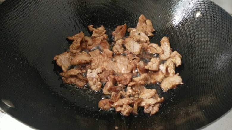 冬瓜烧肉,热锅烧油，放入肥肉炸出油，放入腌制好的肉翻炒至变色盛出