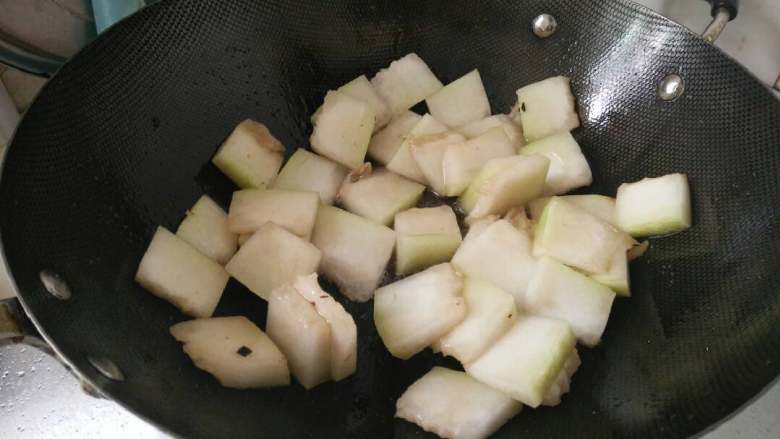 冬瓜烧肉,锅中底油烧热，放入冬瓜翻炒