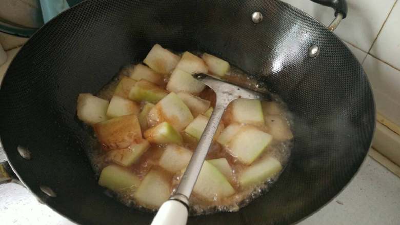 冬瓜烧肉,放适量水，盐，生抽，白糖，炒匀后盖上锅盖，小火焖一会儿