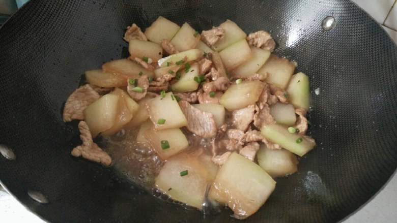 冬瓜烧肉,待冬瓜绵软，放肉，撒香葱一同翻炒
