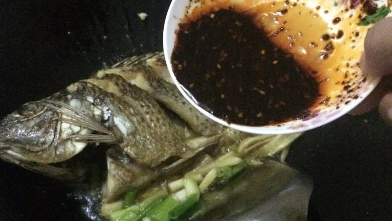 香煎非洲鱼。,调好的酱汁倒在里面。
