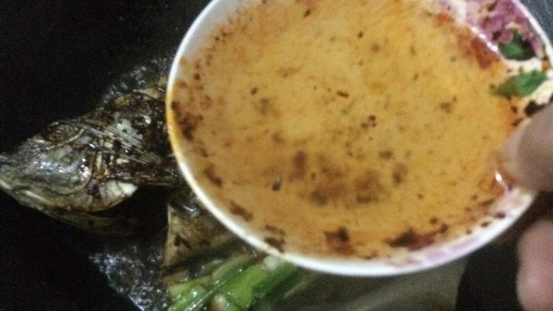 香煎非洲鱼。,加一点凉开水。