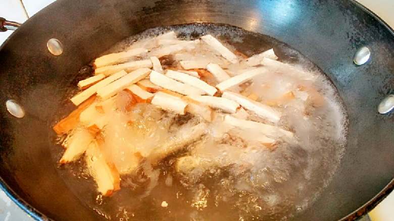 芹菜香干肉丝,锅里放水500克烧沸,下香干煮两分钟捞出沥干待用。