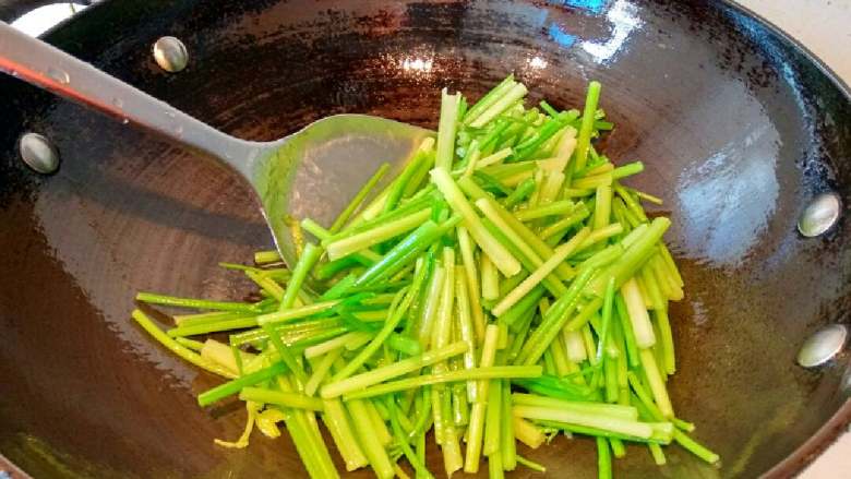 芹菜香干肉丝,锅里放油适量,油八成热放芹菜翻炒