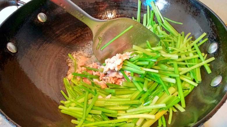 芹菜香干肉丝,加入肉丝继续翻炒,炒到肉丝变色