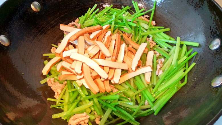 芹菜香干肉丝,加入香干翻炒一分钟