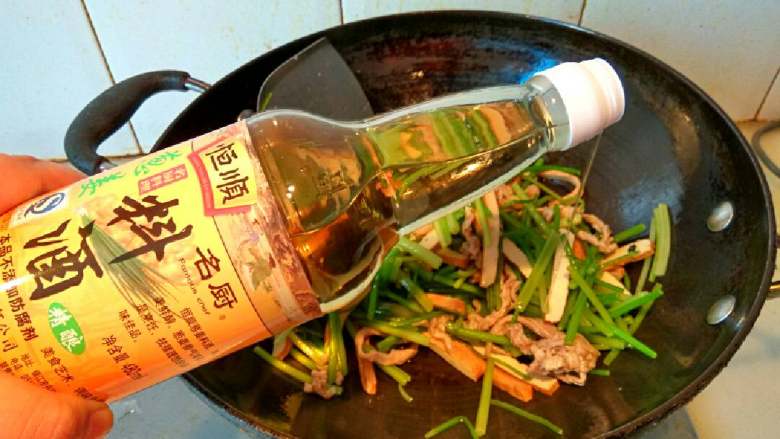 芹菜香干肉丝,放<a style='color:red;display:inline-block;' href='/shicai/ 718'>料酒</a>少许翻炒几下