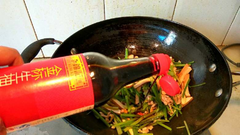 芹菜香干肉丝,放<a style='color:red;display:inline-block;' href='/shicai/ 788'>生抽</a>少许翻炒几下