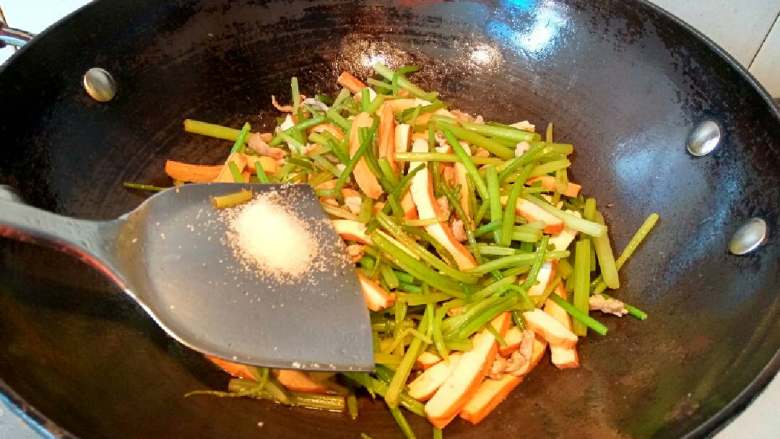 芹菜香干肉丝,加入适量的盐(依个人口味添加)翻炒几下