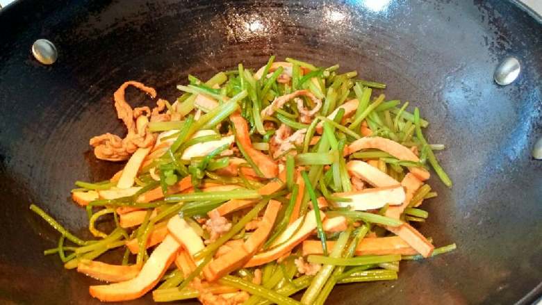 芹菜香干肉丝,放少量水,放少许糖,翻炒入味(上海菜都喜欢放一些糖调味,也可以不放的)