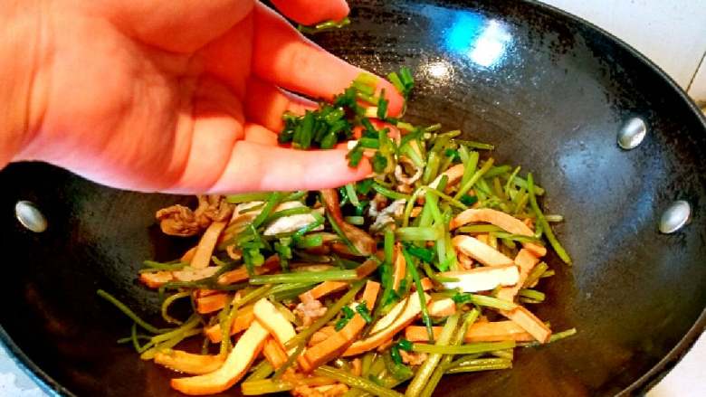 芹菜香干肉丝,最后出锅前撒些葱花