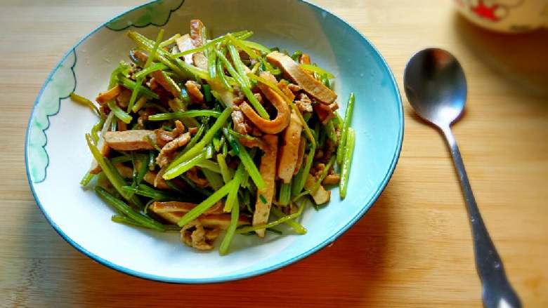 芹菜香干肉丝,出锅装盘完成