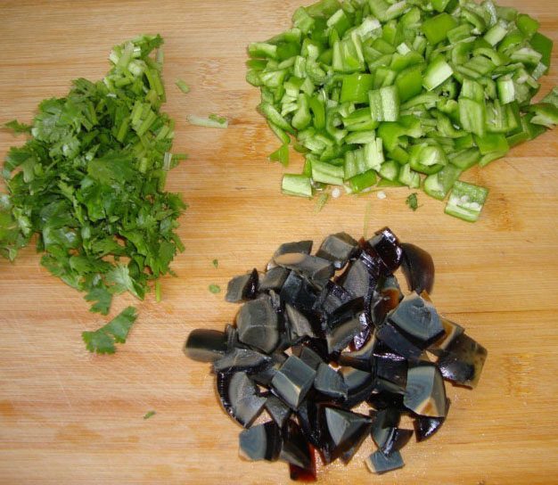 美味凉拌：绝味茄子 ,青椒、<a style='color:red;display:inline-block;' href='/shicai/ 131'>香菜</a>、<a style='color:red;display:inline-block;' href='/shicai/ 14'>皮蛋</a>切小丁