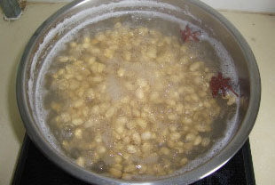 清宫养生菜：丝瓜烩官燕 ,<a style='color:red;display:inline-block;' href='/shicai/ 3603'>黄豆</a>用水泡发，放入<a style='color:red;display:inline-block;' href='/shicai/ 695'>八角</a>开后转中小火煮半个小时