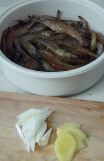 酥脆到连壳吃的干焅大虾,处理虾,从虾背第二节处挑去虾线,然后全部洗净待用;葱、姜切片。