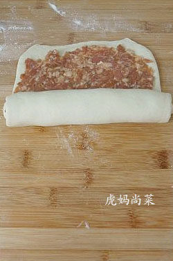 牛肉花卷的简单做法,然后将面卷横着轻轻卷起。
   （面卷的宽度可以根据蒸锅内的宽度来定；横着卷可以让花卷的层次更多）