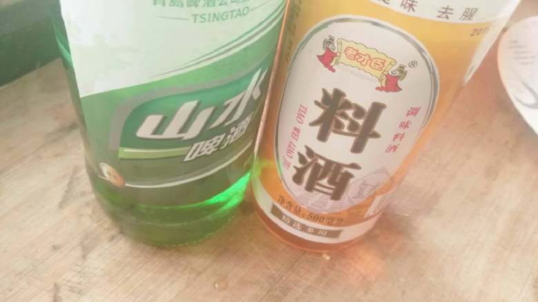 啤酒卤蛋,锅内放油炒香红油豆瓣和调料，白<a style='color:red;display:inline-block;' href='/shicai/ 10588'>糖</a>，<a style='color:red;display:inline-block;' href='/shicai/ 756'>鸡精</a>，<a style='color:red;display:inline-block;' href='/shicai/ 788'>生抽</a><a style='color:red;display:inline-block;' href='/shicai/ 762'>老抽</a>适量，盐，倒入<a style='color:red;display:inline-block;' href='/shicai/ 718'>料酒</a>一勺，再倒入<a style='color:red;display:inline-block;' href='/shicai/ 897'>啤酒</a>，加适量开水没过鸡蛋。