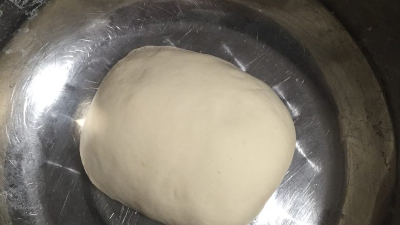 白菜猪肉馅水饺,面和好备用