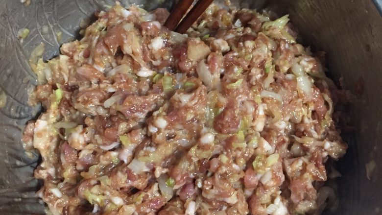 白菜猪肉馅水饺,白菜切好，加盐腌出水份，用手把腌出来的水份挤掉，<a style='color:red;display:inline-block;' href='/shicai/ 138'>大葱</a>切碎，一起放入绞好的<a style='color:red;display:inline-block;' href='/shicai/ 414'>猪肉</a>内，加入盐，生抽，<a style='color:red;display:inline-block;' href='/shicai/ 829'>十三香</a>搅拌好，炒锅热油，加入<a style='color:red;display:inline-block;' href='/shicai/ 700'>花椒</a>跟<a style='color:red;display:inline-block;' href='/shicai/ 3746'>大料</a>，油热后浇入肉馅中，筷子挑出<a style='color:red;display:inline-block;' href='/shicai/ 700'>花椒</a>跟<a style='color:red;display:inline-block;' href='/shicai/ 3746'>大料</a>，搅拌均匀
